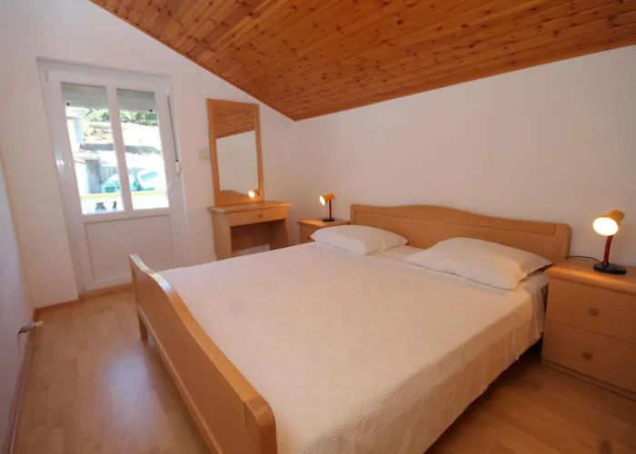 With Parking Space Preko, Ugljan - 8417 بريكو